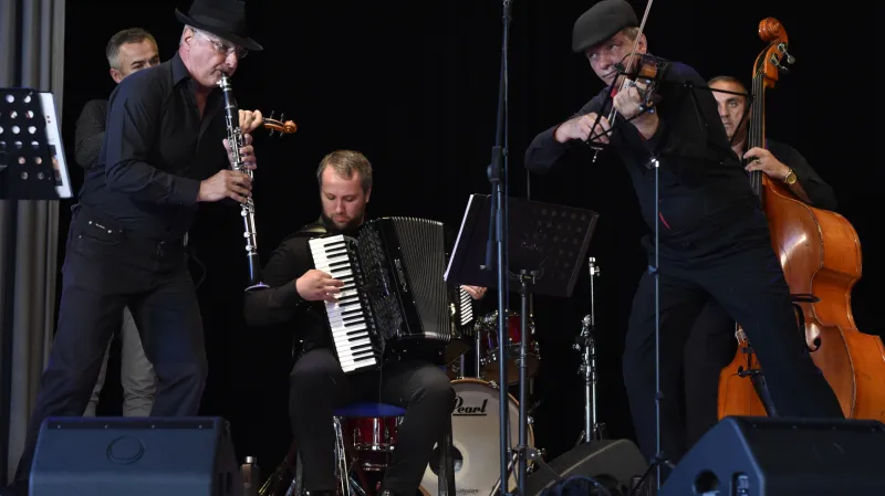 Kaschauer Klezmer Band při vystoupení v zámeckém skleníku v Boskovicích