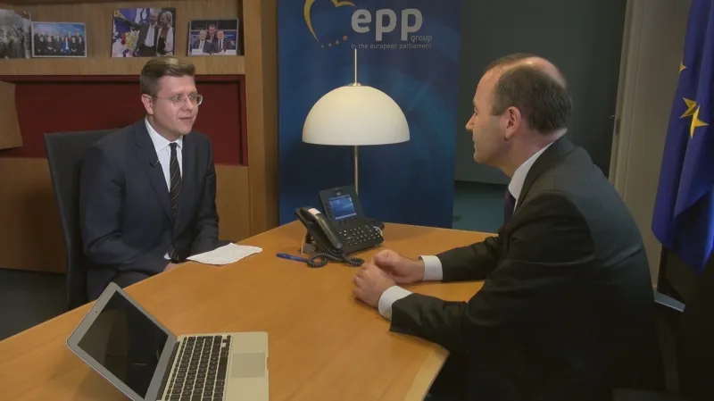 Manfred Weber v rozhovoru se zpravodajem ČT Bohumilem Vostalem.