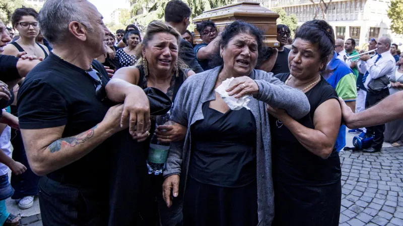 Pozůstalí během pohřbu