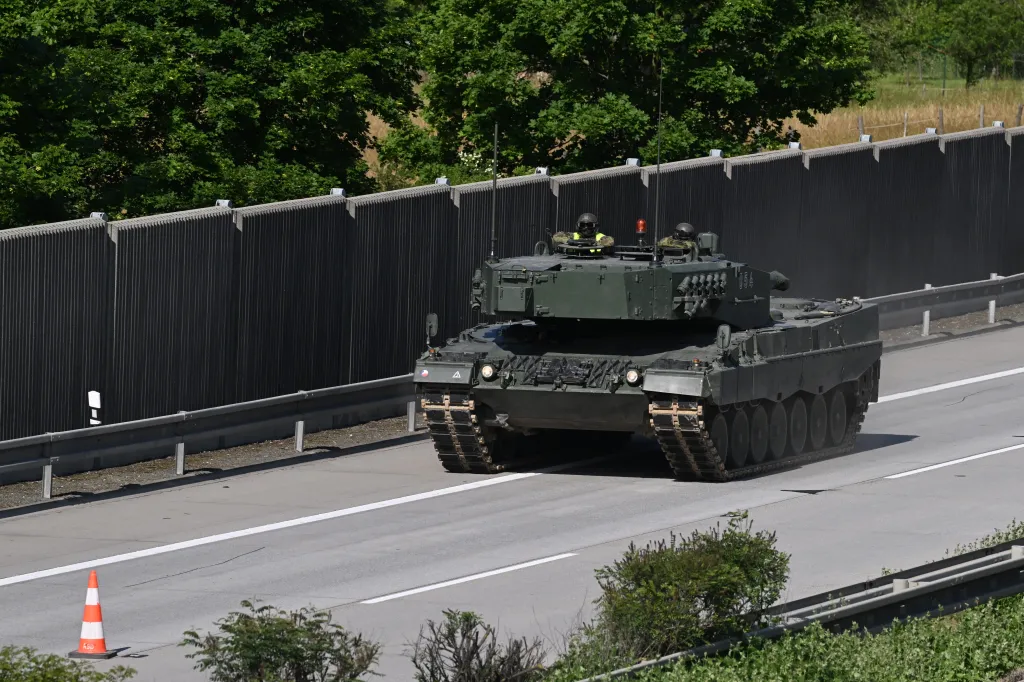 První armádní výcvik přesunu devíti tanků Leopard 2A4 a jednoho vyprošťovacího vozidla po dálnici D35 z posádky v Přáslavicích ve směru k exitu Velký Újezd, 16. června 2026