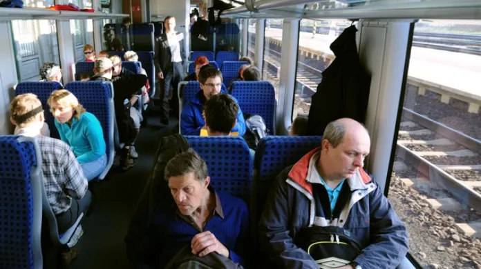 Cestující v jednotce Siemens Desiro dopravce Regiojet při prezentační jízdě na Kozí dráze v Telnici