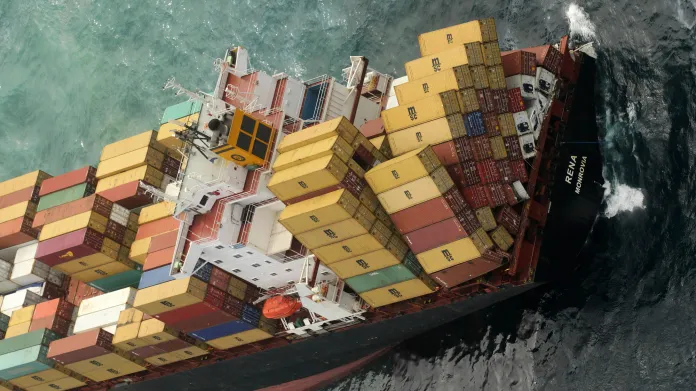 Z paluby nákladní lodi Rena padají do moře kontejnery