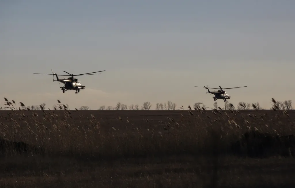 Ukrajinské bojové helikoptéry letí za frontu u Bachmutu (foceno 5. dubna 2023)