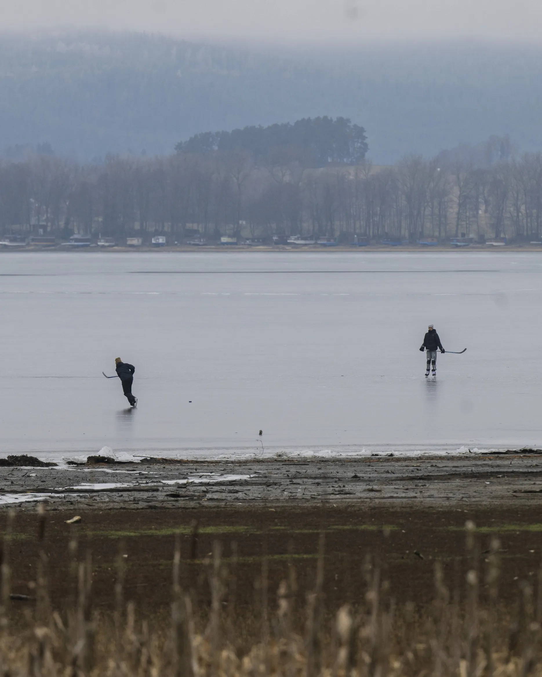 Lipno zamrzá, bruslit na něm je ale zatím hazard