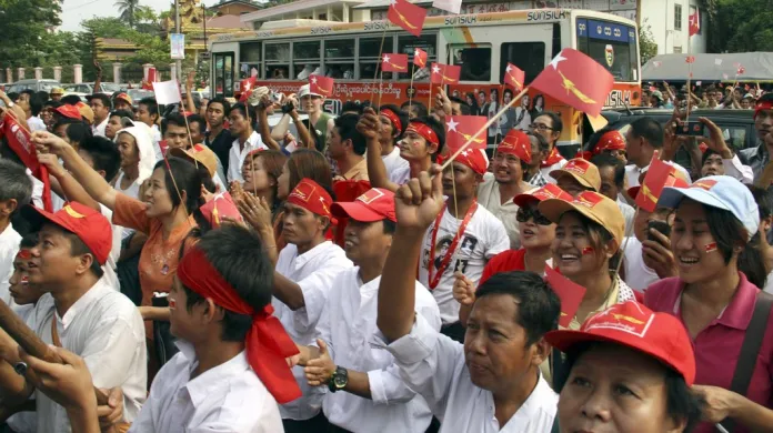 Příznivci Aun Schan Su Ťij při doplňovacích volbách do barmského parlamentu