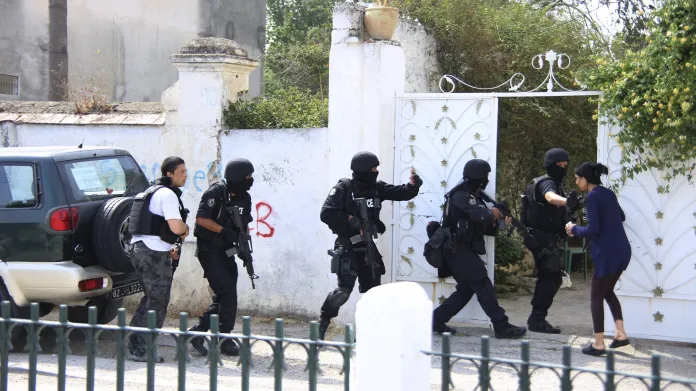 Tuniská protiteroristická jednotka u základny Bouchoucha