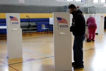 Volební den, jaký tu ještě nebyl. Výběr nového prezidenta USA vrcholí v pandemii