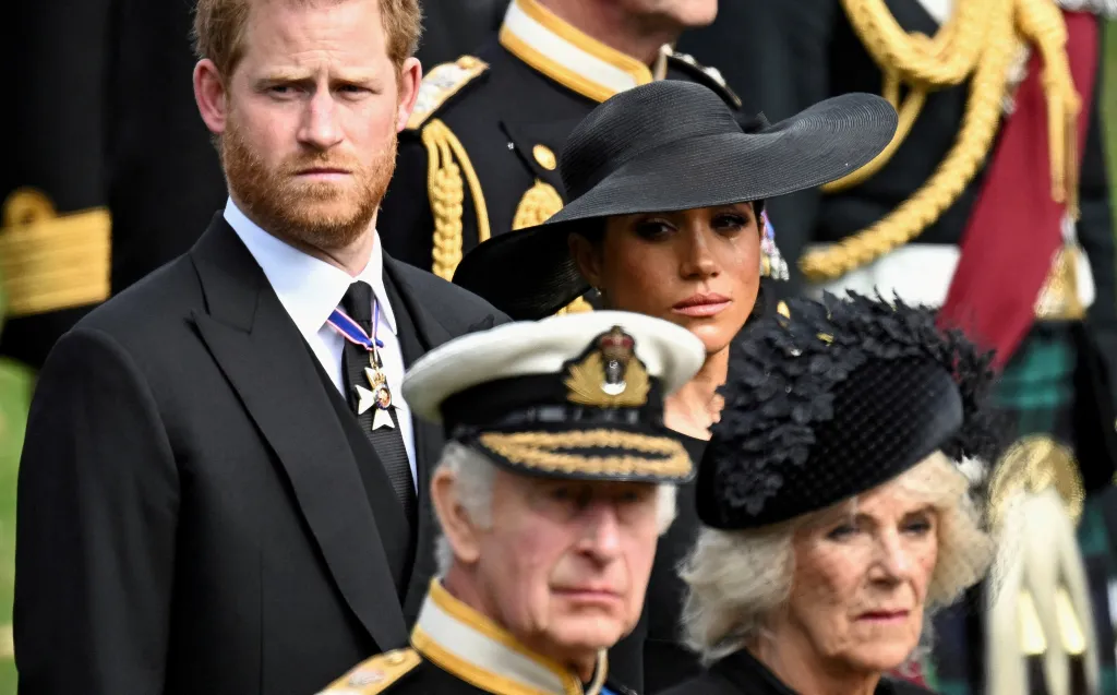 Ceremonie se zúčastnili i princ Harry a vévodkyně Meghan, kteří se zřekli královského života v lednu 2020