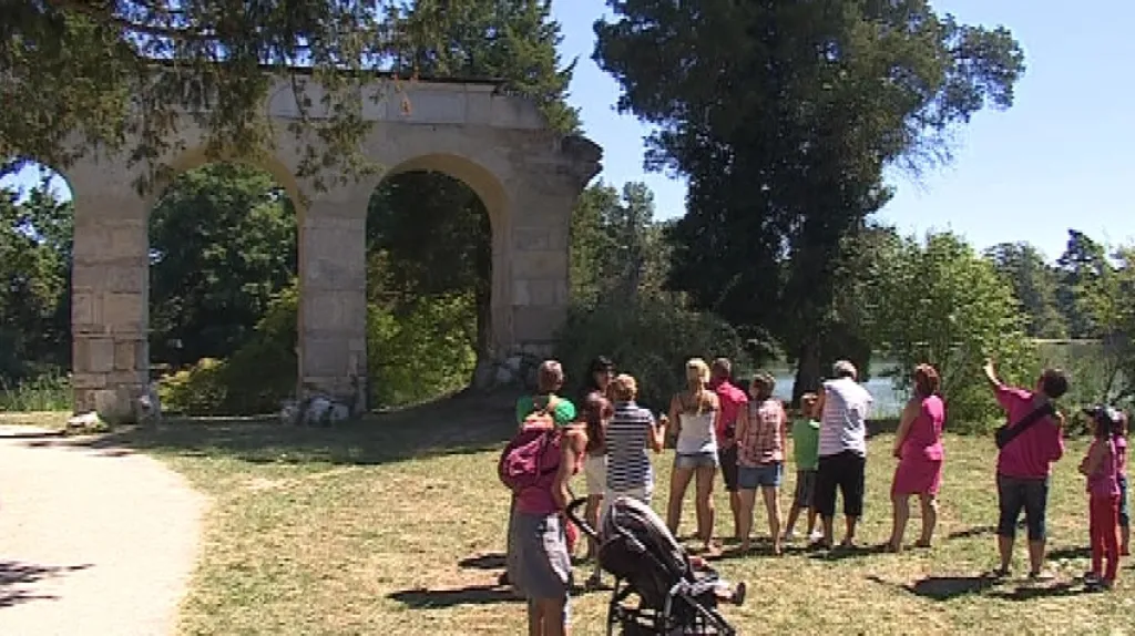 Obnovený vodopád obdivují návštěvníci parku