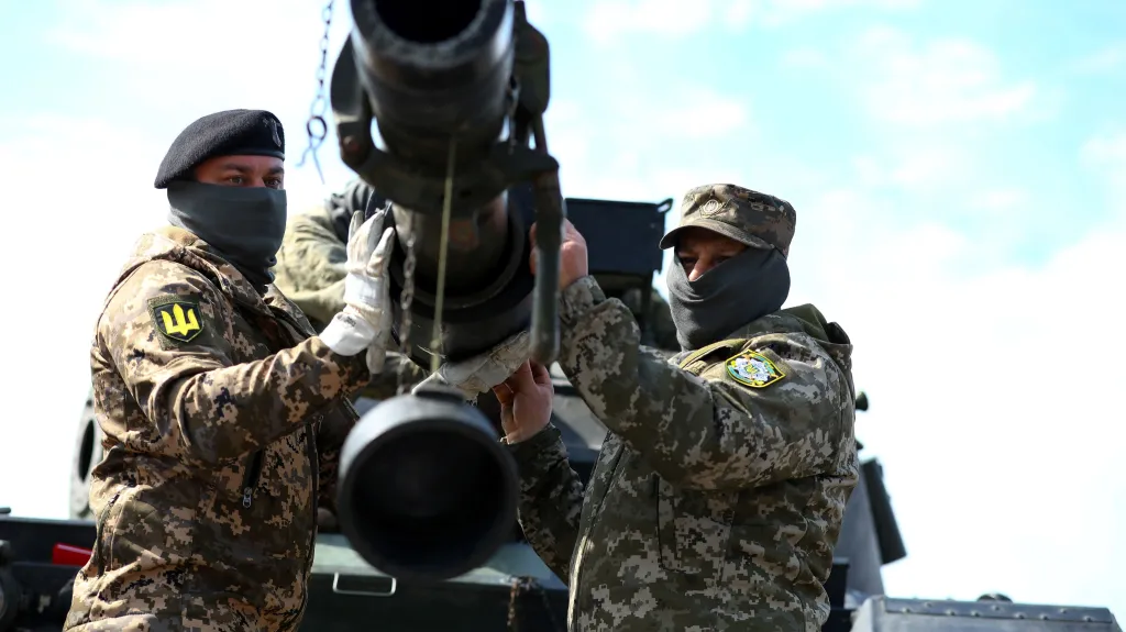 Ukrajinští vojáci na výcviku k tankům Leopard 1A5 na německé základně Klietz