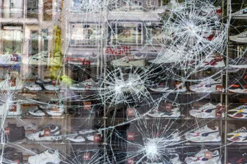 Násilnosti ve Stuttgartu. Stovky lidí se v noci střetly s policií a rabovaly obchody