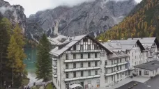 Hotel Pragser Wildsee v italských Dolomitech