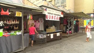Stánek s burčákem na tržnici v Brně