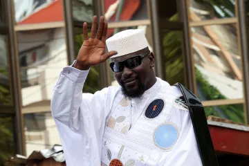 Prezidentské volby v Guineji vyhrál vůdce puče Doumbouya