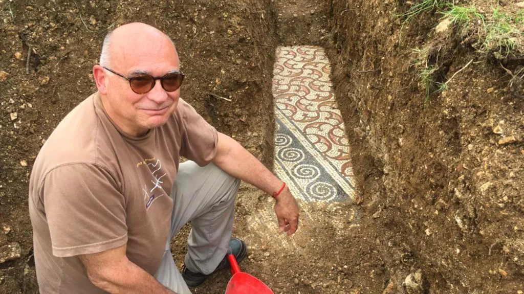 Odkrytá mozaiková podlaha ve vinici nedaleko Verony