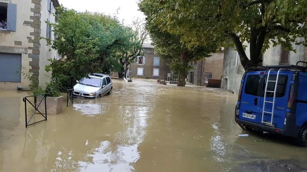 Zatopená ulice ve francouzské obci Villegailhenc