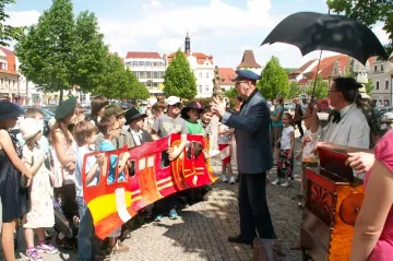AVÍZO: Čekání na historickou tramvaj podle staré pohlednice v Berouně