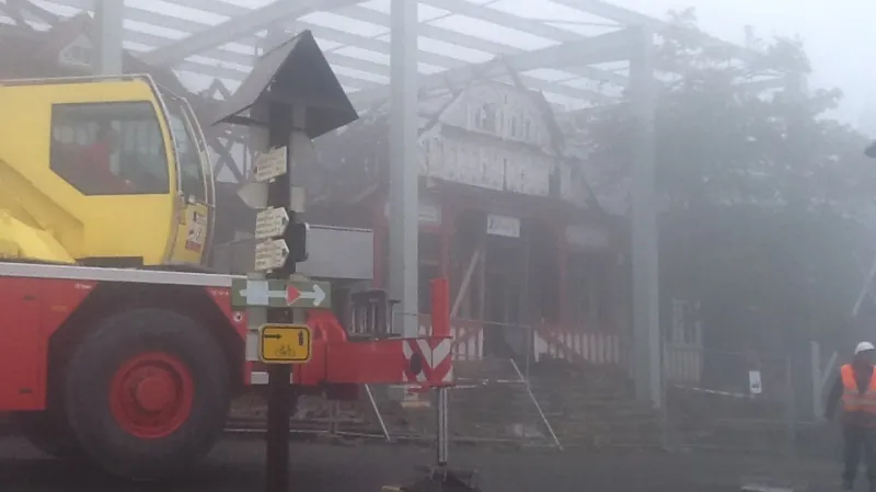 Provizorní střešní konstrukce nad památkou Libušín