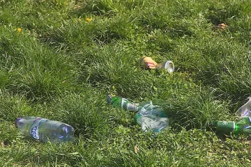 Lahve a kelímky jsou všude. Městské parky se plní odpadky