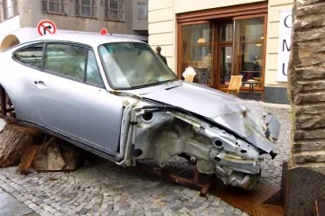 Pro jednoho odpadky, pro jiného trofeje. Matyáš Chochola vystavuje Dějiny lidstva