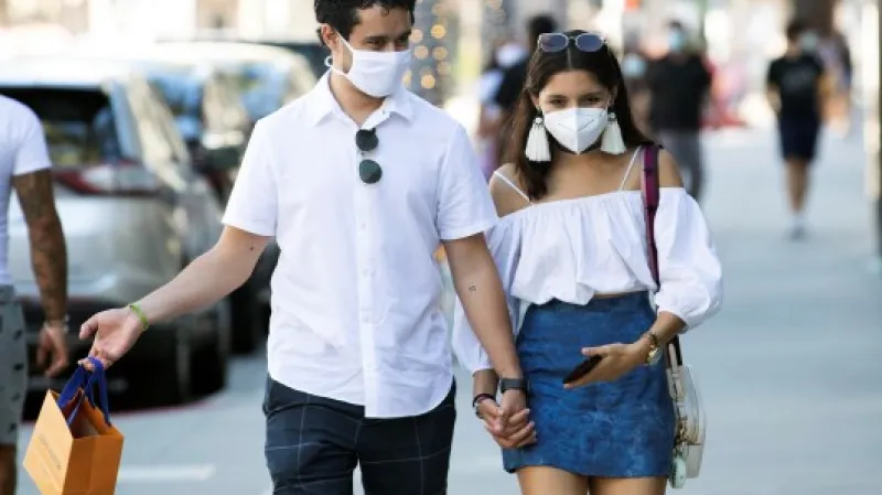 Lidé s rouškami, Beverly Hills, USA Zdroj: Reuters