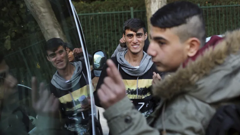 Skupina nezletilých uprchlíků z tábora v Calais odjíždí do Anglie