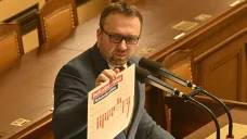 Ministr práce Marian Jurečka obhajuje ve sněmovně důchodovou reformu