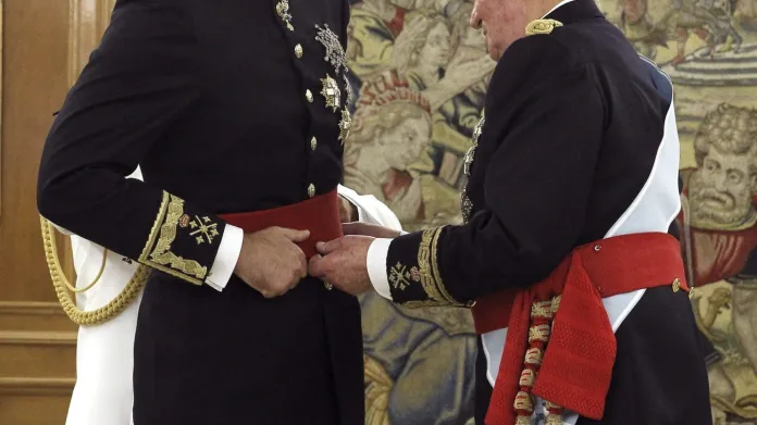 Juan Carlos předal Filipovi červenou šerpu signalizující funkci velitele ozbrojených sil