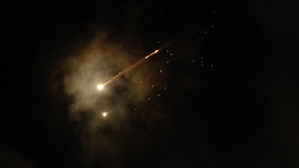 Vystřelená raketa nad Jeruzalémem, snímek z 9. dubna