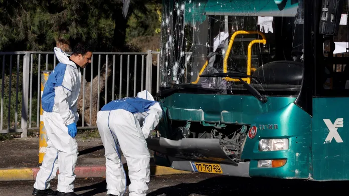 Izraelská policie kontroluje poškozený autobus po výbuchu na autobusové zastávce v Jeruzalémě