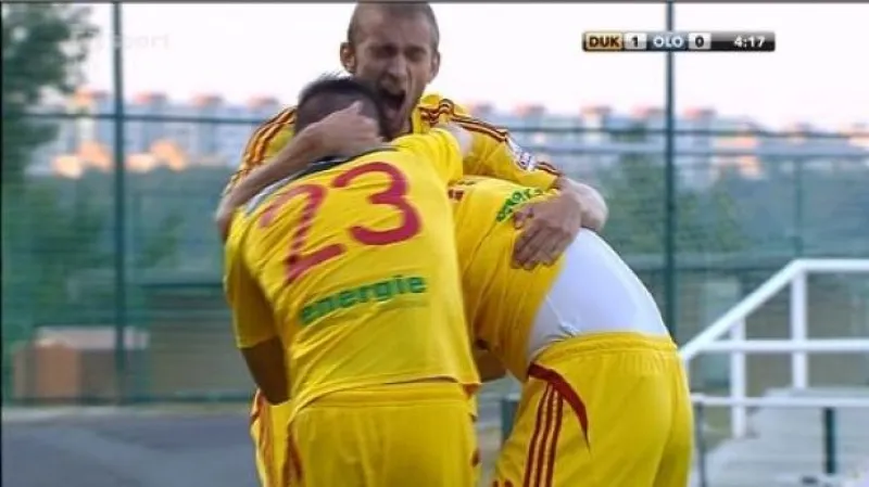 Pospěch doklepl míč do sítě a přinesl Dukle vedení 1:0 (5. min.)