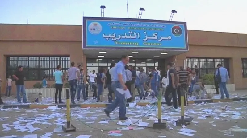 Zapalování hlasovacích lístků v Benghází