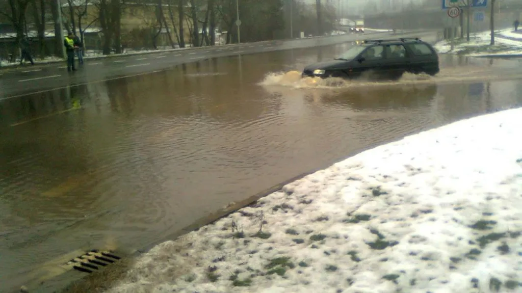 Voda z prasklého potrubí zaplavila Pisárecký tunel