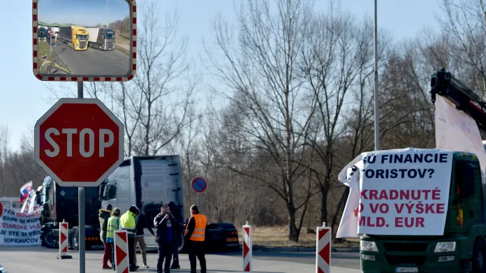 Protest slovenských autodopravců na hraničním přechodu Břeclav-Kúty