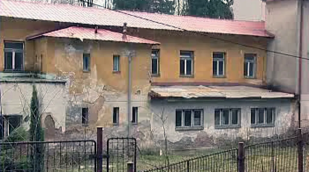 Zchátralé náchodské lázně