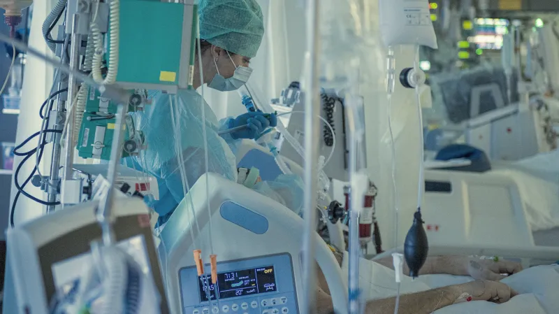 Nemocnice nadále čelí mimořádnému tlaku