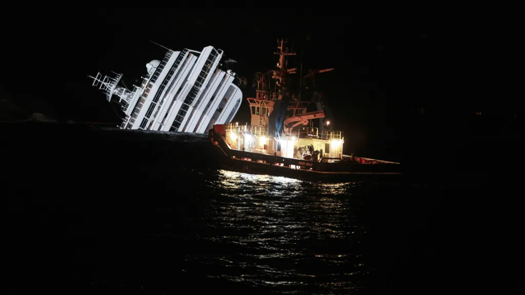 Záchranáři u havarované lodi Costa Concordia