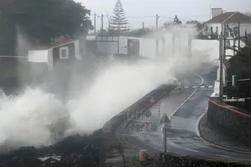 Hurikán Lorenzo zasáhl Azory a ostrov Man. V Irsku může způsobit záplavy