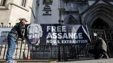 Před budovou soudu se shromáždili podporovatelé Juliana Assange