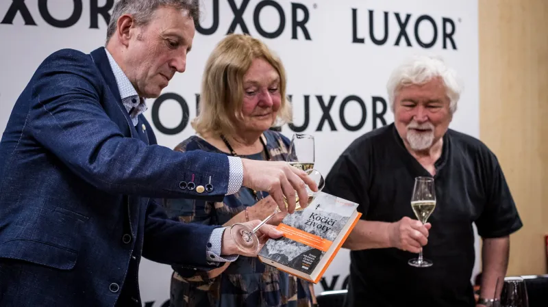 Eda Kriseová s kmotry knihy Martinem Vopěnkou (vlevo) a Petrem Pithartem