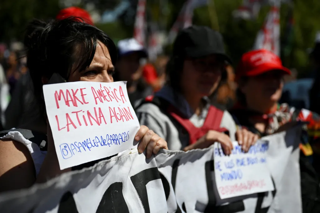 Žena v Buenos Aires protestuje proti úderu USA ve Venezuele