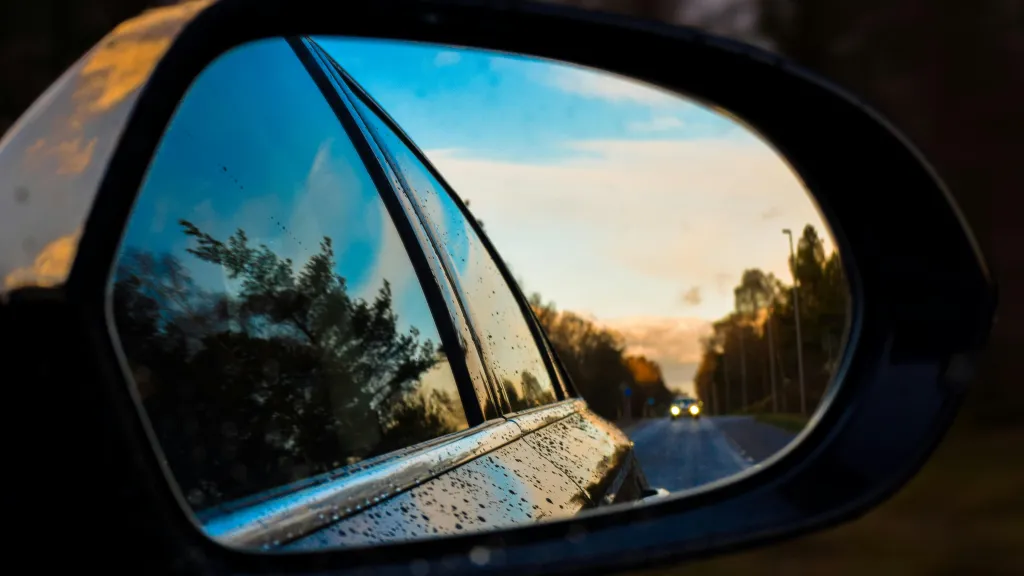 Ilustrační foto (zrcátko u auta)