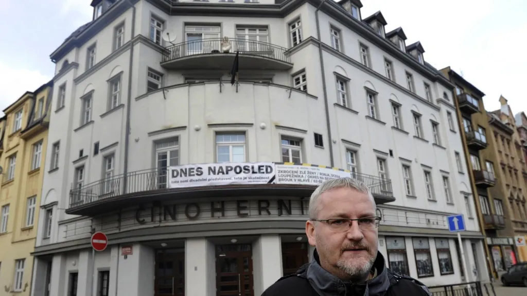 Ředitel Vladimír Čepek před budovou Činoherního studia v Ústí nad Labem