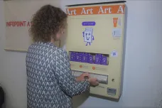 Automaty na umění prodávají potní seznamku, amulet z houby i pexeso