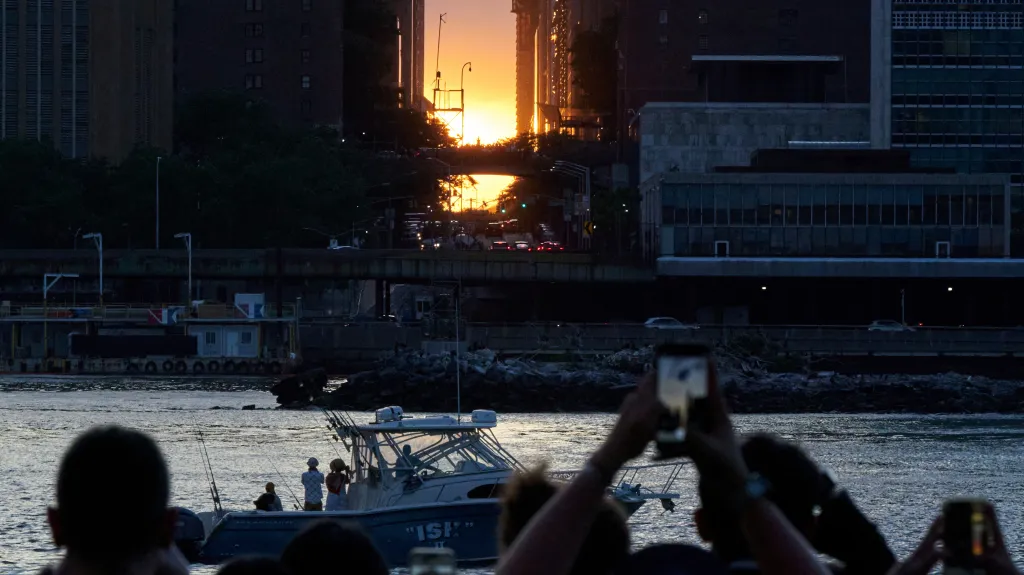 Nadšenci sledují západ slunce nad Manhattanem