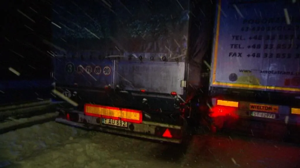 Nehoda dvou nákladních vozidel na rychlostní silnici R48
