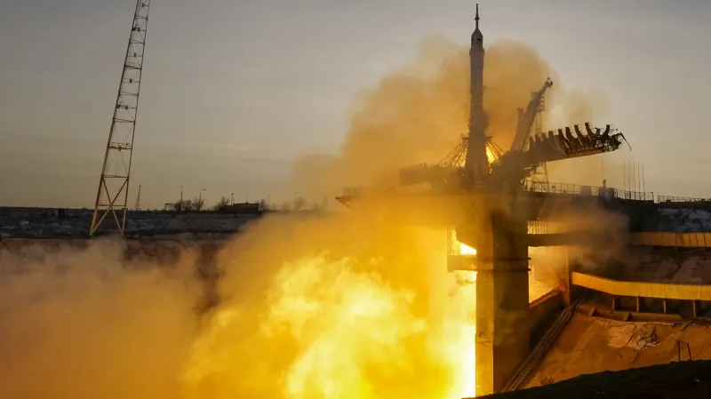 Ke startu kosmických raket z kosmodromu se využívá tzv. vypouštěcí stůl s raketou a pomocnými montážními věžemi. Pod stolem bývá šachta pro odvod spalin.