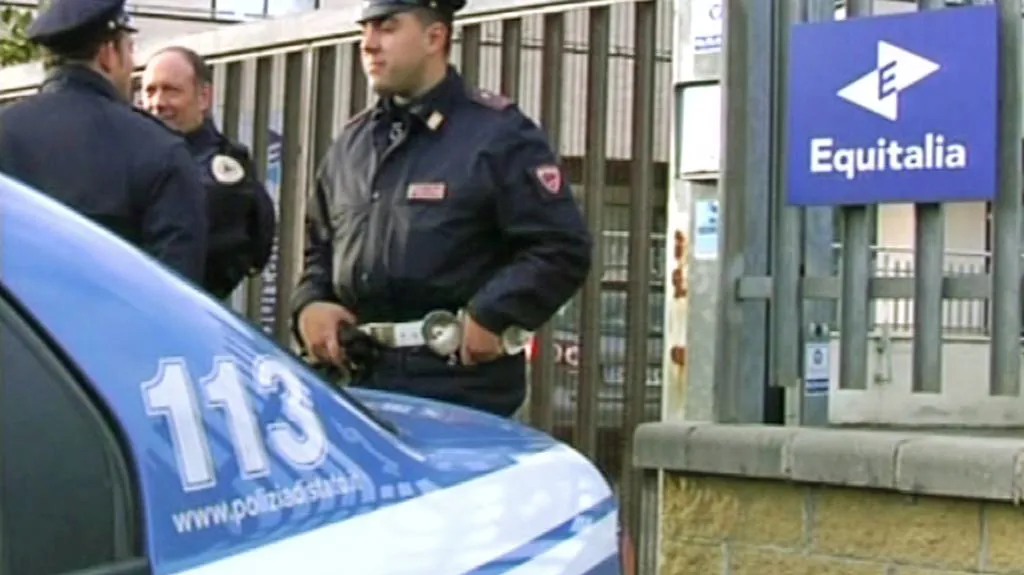 Italská policie před sídlem společnosti Equitalia