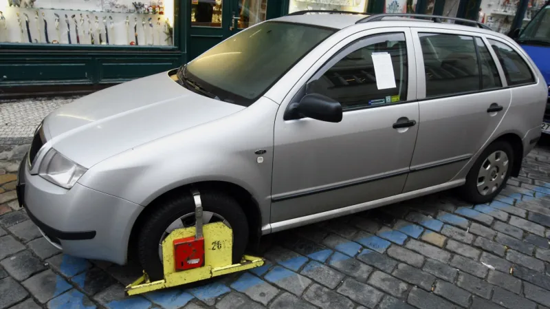 Místo odtahů budou špatně parkující auta v modrých zónách nejprve dostávat botičky. Poslanci je dostat nesmějí, nehrozí jim tak ani odtah