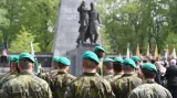 Vojáci u památníku Rudé armády v Ostravě